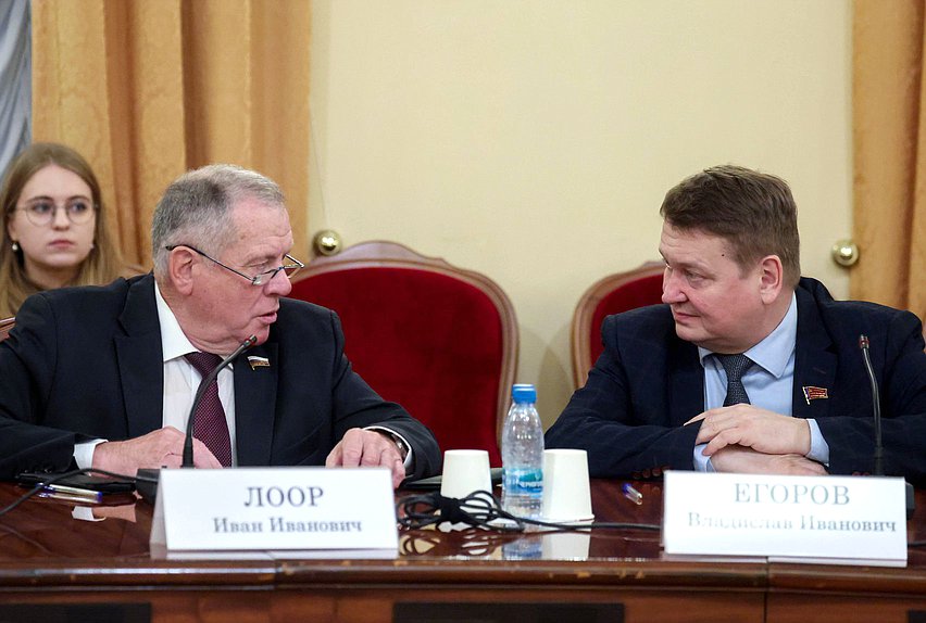 Член Комитета по аграрным вопросам Иван Лоор и заместитель Председателя Комитета по аграрным вопросам Владислав Егоров