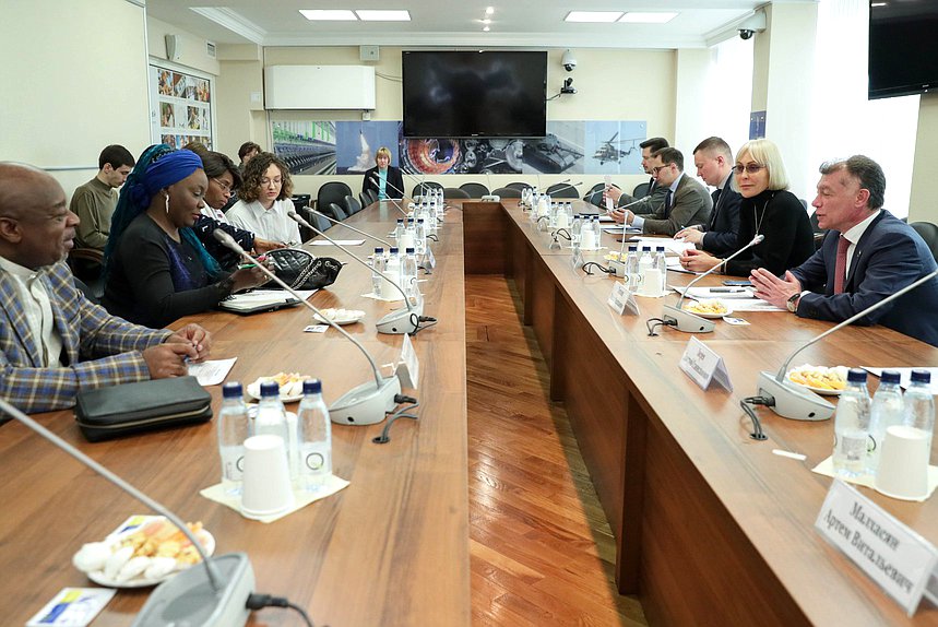 Встреча членов Комитета по экономической политике с представителями Габона и Экваториальной Гвинеи