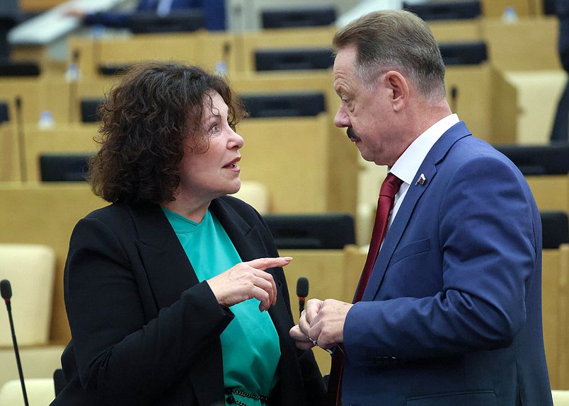 Член Комитета по безопасности и противодействию коррупции Виктория Николаева и член Комитета по развитию Дальнего Востока и Арктики Владимир Новиков