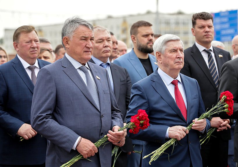 Первый заместитель Председателя Государственной Думы Иван Мельников и заместитель Председателя Совета Федерации Юрий Воробьев