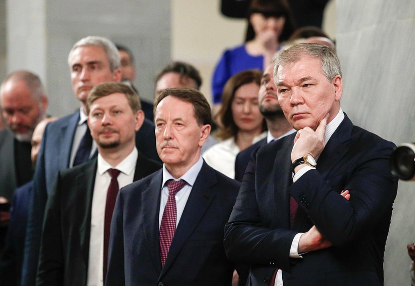 Заместитель Председателя Государственной Думы Алексей Гордеев и Председатель Комитета по делам СНГ, евразийской интеграции и связям с соотечественниками Леонид Калашников