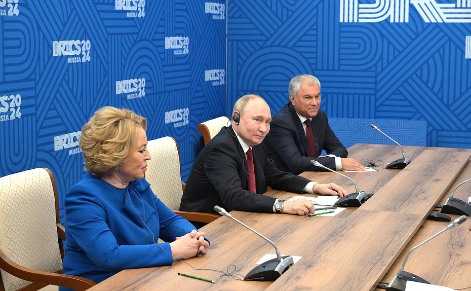 El presidente de la Federación de Rusia, Vladimir Putin, la Jefa del Consejo de la Federación, Valentina Matvienko, y el Jefe de la Duma Estatal, Vyacheslav Volodin. Foto: Servicio de Prensa del Presidente de la Federación Rusa