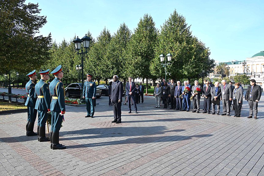 Flowers-laying ceremony at the Tomb of the Unknown Soldier with participation of delegations taking part in the International Parliamentary Conference “Russia – Latin America”