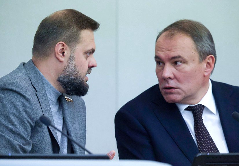 Заместитель Председателя Комитета по делам СНГ, евразийской интеграции и связям с соотечественниками Артем Туров и заместитель Председателя Государственной Думы Петр Толстой