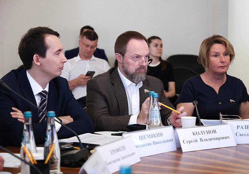 Заместители Председателя Комитета по строительству и ЖКХ Сергей Колунов и Светлана Разворотнева