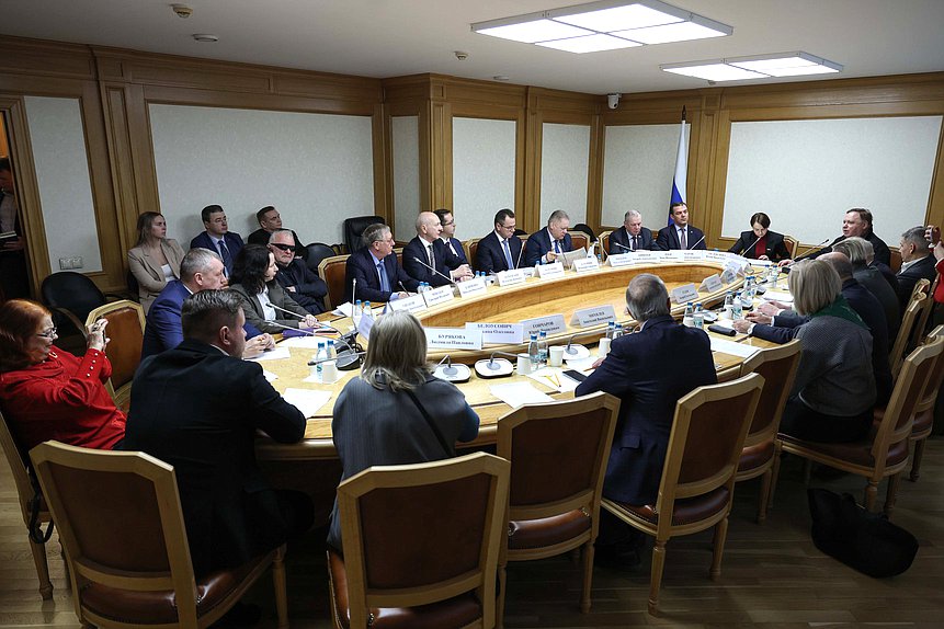 Заседание Круглого стола на тему "Нормативно-правовые аспекты обеспечения личных подсобных хозяйств и садоводов посадочным материалом"