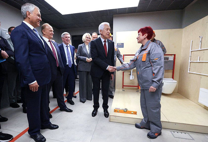 Председатель Государственной Думы Вячеслав Володин и мэр Москвы Сергей Собянин. Выездное заседание Совета Государственной Думы по вопросу организации предоставления среднего профессионального образования с учетом особого порядка проведения ГИА-9 в рамках пилотного проекта (Центр практического обучения "Профессии будущего")