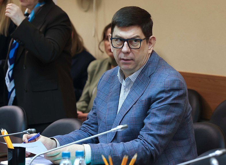 Член Комитета по просвещению Виктор Смирнов