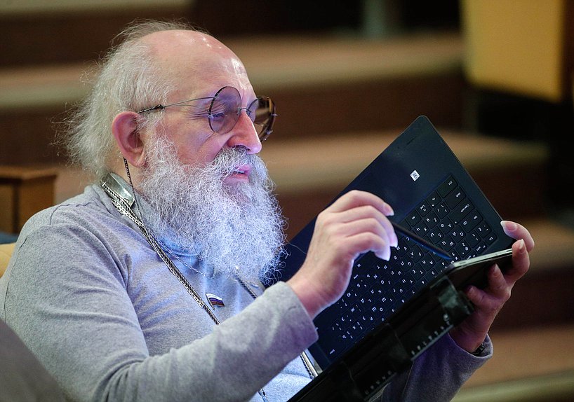 Член Комитета по просвещению Анатолий Вассерман