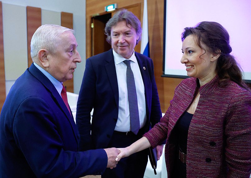 Председатель Комитета по развитию Дальнего Востока и Арктики Николай Харитонов, Председатель Комиссии Общественной Палаты по демографии, защите семьи, детей и традиционных семейных ценностей Сергей Рыбальченко и заместитель Председателя Государственной Думы Анна Кузнецова