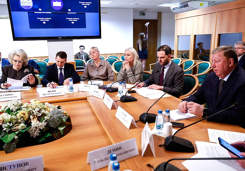 Заседание рабочей группы по подготовке и проведению парламентских слушаний на тему "О развитии отраслей легкой промышленности в РФ"