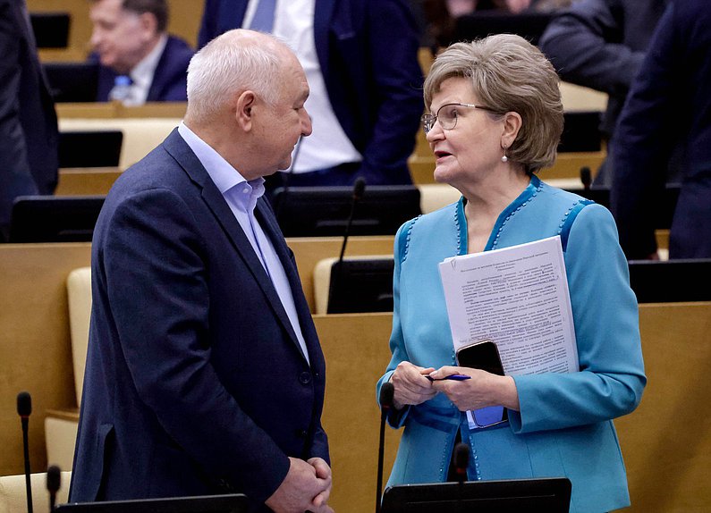 Первый заместитель Председателя Комитета по делам национальностей Ильдар Гильмутдинов и член Комитета по защите семьи, вопросам отцовства, материнства и детства Татьяна Ларионова