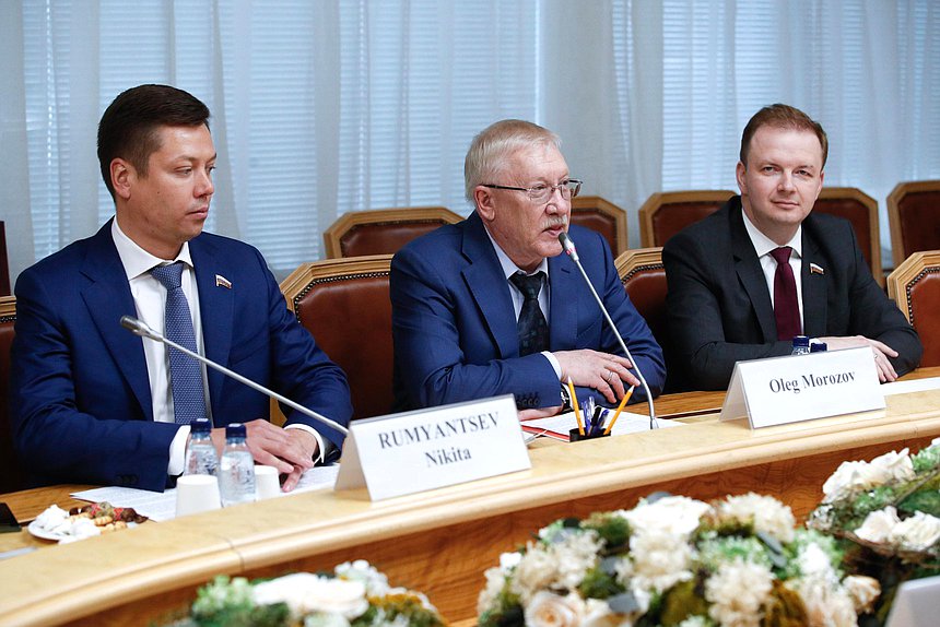 Председатель Комитета по контролю Олег Морозов, член Комитета Никита Румянцев и член Комитета по малому и среднему предпринимательству Алексей Говырин