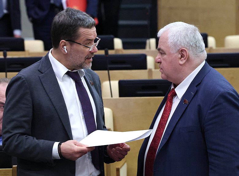 Первый заместитель Председателя Комитета по информационной политике, информационным технологиям и связи Александр Ющенко и Первый заместитель Председателя Комитета по делам СНГ, евразийской интеграции и связям с соотечественниками Казбек Тайсаев