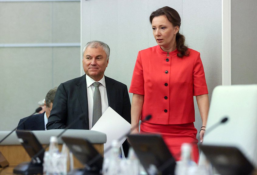 Председатель Государственной Думы Вячеслав Володин и заместитель Председателя Государственной Думы Анна Кузнецова