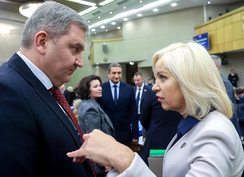 Первый заместитель Председателя Комитета по контролю Дмитрий Ламейкин и Председатель Комитета по культуре Ольга Казакова