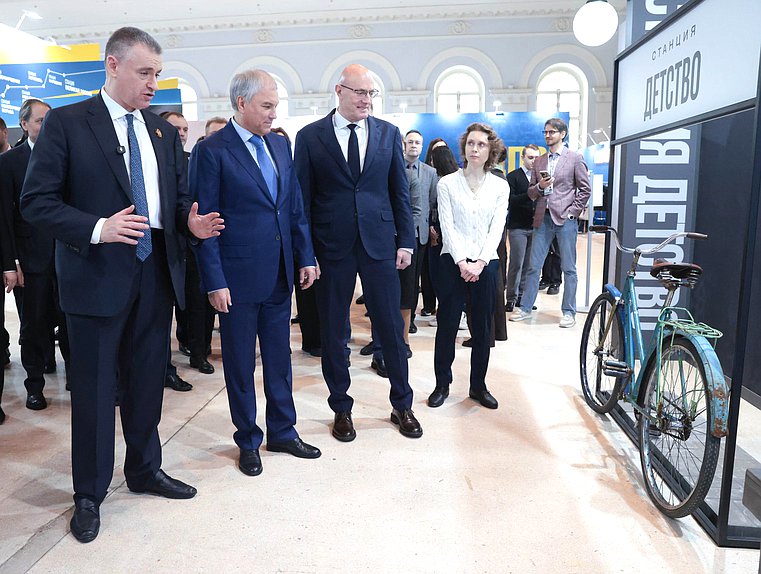 Руководитель фракции ЛДПР Леонид Слуцкий, Председатель Государственной Думы Вячеслав Володин, заместитель Председателя Правительства РФ Дмитрий Чернышенко и дочь Владимира Жириновского Анастасия Боцан-Харченко