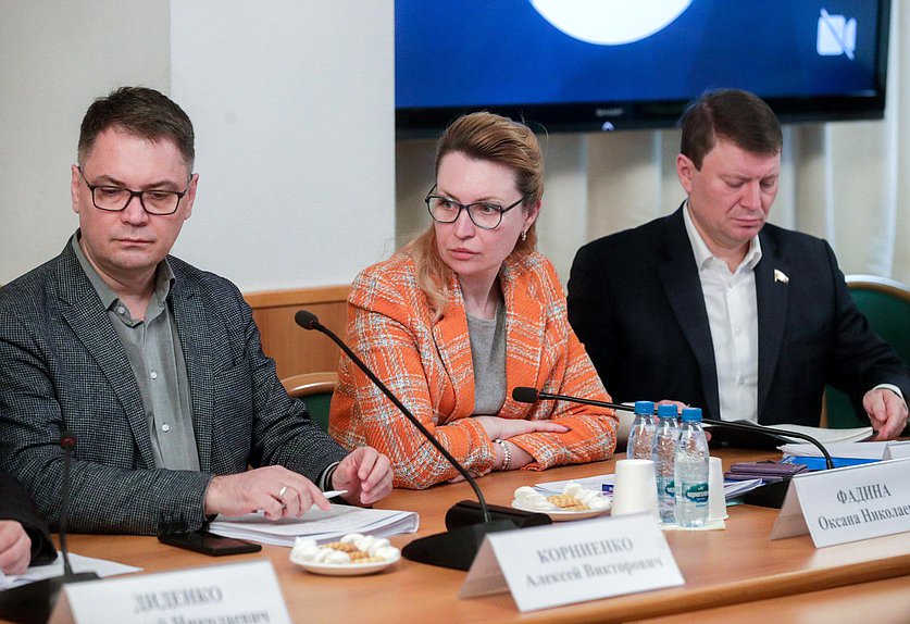 Заместитель Председателя Комитета по вопросам собственности, земельным и имущественным отношениям Алексей Корниенко, заместитель Председателя Комитета по региональной политике и местному самоуправлению Оксана Фадина и член Комитета по транспорту и развитию транспортной инфраструктуры Сергей Еремин
