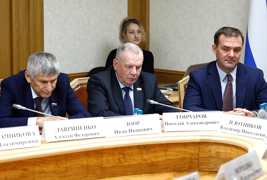 Члены Комитета по аграрным вопросам Алексей Лавриненко, Иван Лоор и заместитель Председателя Комитета Николай Гончаров