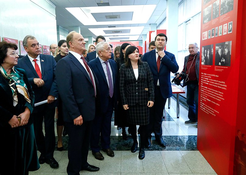 Руководитель фракции КПРФ Геннадий Зюганов и Председатель Комитета по развитию Дальнего Востока и Арктики Николай Харитонов