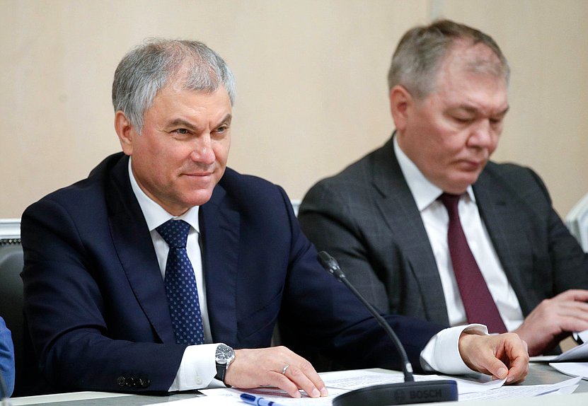 Председатель Государственной Думы Вячеслав Володин и Председатель Комитета по делам СНГ, евразийской интеграции и связям с соотечественниками Леонид Калашников
