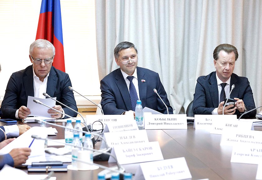 Председатель Комитета по экологии, природным ресурсам и охране окружающей среды Дмитрий Кобылкин и Первые заместители Председателя Комитета Вячеслав Фетисов и Владимир Бурматов