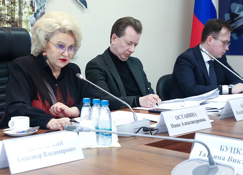 Председатель Комитета по защите семьи, вопросам отцовства, материнства и детства Нина Останина и Первый заместитель Председателя Комитета по экологии, природным ресурсам и охране окружающей среды Владимир Бурматов