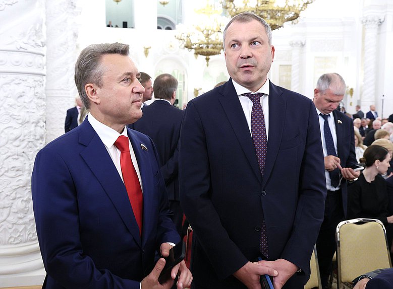 Заместитель Председателя Комитета по безопасности и противодействию коррупции Анатолий Выборный и заместитель Председателя Комитета по информационной политике, информационным технологиям и связи Евгений Попов