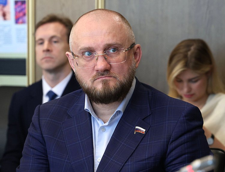 Заместитель Председателя Комитета по физической культуре и спорту Сергей Бурлаков
