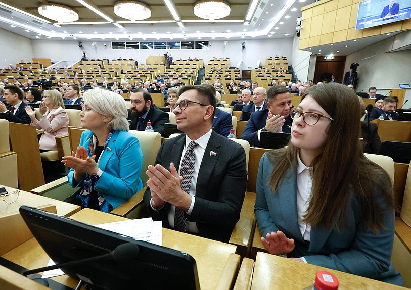 Член Комитета по просвещению Эльвира Аиткулова, член Комитета по промышленности и торговле Игорь Антропенко и заместитель Председателя Комитета по развитию гражданского общества, вопросам общественных и религиозных объединений Ольга Занко