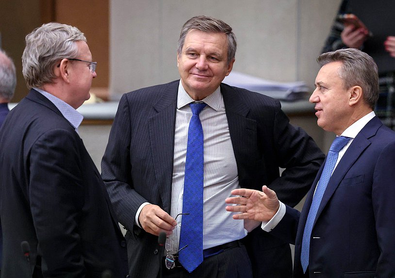 Первый заместитель Председателя Комитета по энергетике Игорь Ананских и заместитель Председателя Комитета по безопасности и противодействию коррупции Анатолий Выборный