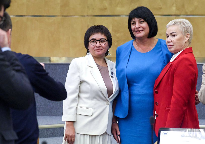 Член Комитета по делам национальностей Елена Евтюхова, заместитель Председателя Комитета по туризму и развитию туристической инфраструктуры Татьяна Лобач и член Комитета по физической культуре и спорту Рима Баталова