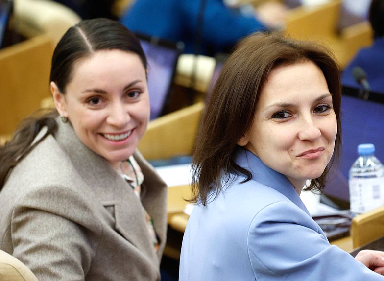 Заместитель Председателя Комитета по молодежной политике Юлия Саранова и член Комитета по труду, социальной политике и делам ветеранов Виктория Родина