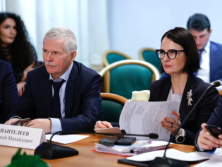 Член Комитета по промышленности и торговле Сергей Пантелеев и Первый заместитель Председателя Комитета по защите семьи, вопросам отцовства, материнства и детства Татьяна Буцкая
