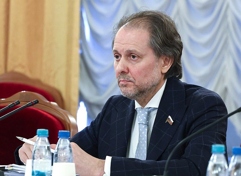 Председатель Комитета по охране здоровья Владимир Сысоев