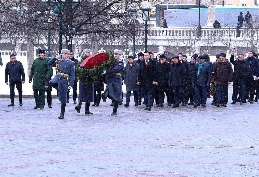 Председатель Великого Государственного Хурала Монголии Ням-Осорын Учрал возложил венок к Могиле Неизвестного солдата
