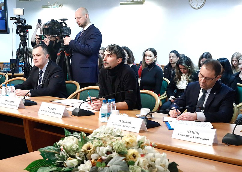 Круглый стол на тему «Интернет, мессенджеры и игры как поле информационной войны против детей: система защиты и регулирования»