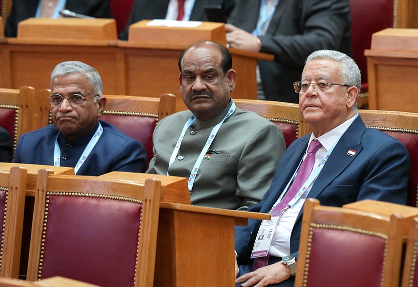 Harivansh Narayan Singh, Vicepresidente del Consejo de Estados del Parlamento de la República de la India, Om Birla, Presidente de la Cámara del Pueblo del Parlamento de la República de la India, y Hanafi Gibali, Presidente de la Cámara de Diputados de la República Árabe de Egipto