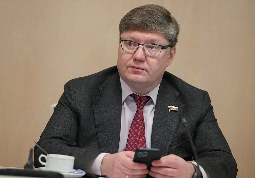 Член Комитета по труду, социальной политике и делам ветеранов Андрей Исаев