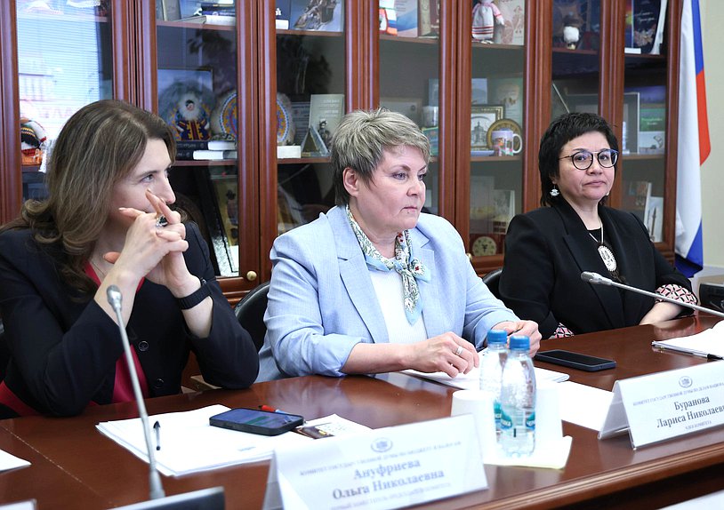 Заместитель Председателя Комитета по бюджету и налогам Ольга Ануфриева и члены Комитета по делам национальностей Лариса Буранова и Елена Евтюхова