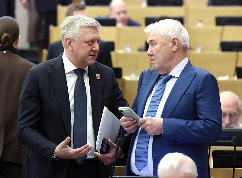 Заместитель Председателя Комитета по государственному строительству и законодательству Дмитрий Вяткин и Председатель Комитета по финансовому рынку Анатолий Аксаков