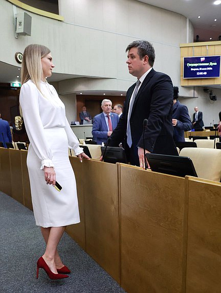 Член Комитета по охране здоровья Юлия Дрожжина и заместитель Председателя Комитета по молодежной политике Александр Толмачев