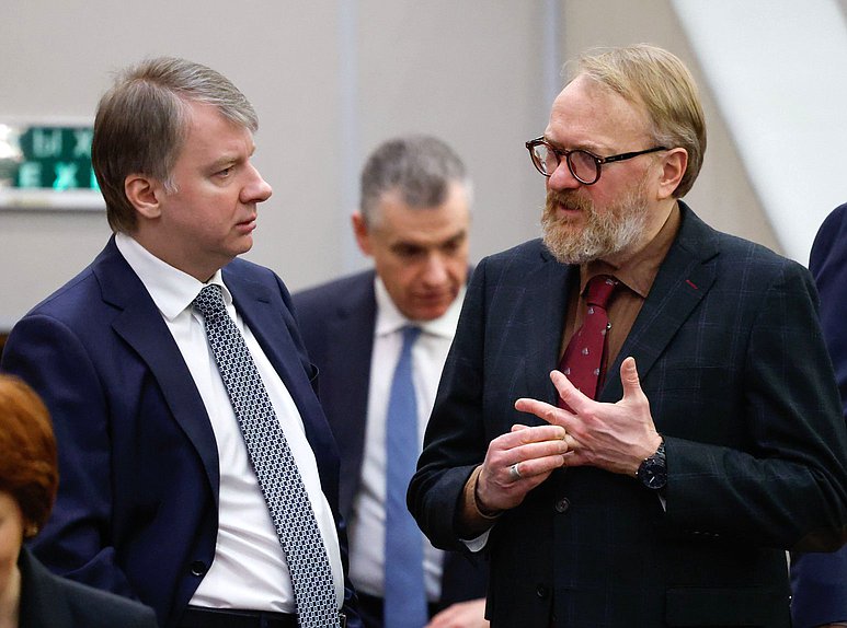 Член Комитета по государственному строительству и законодательству Александр Тетердинко и заместитель Председателя Комитета по защите семьи, вопросам отцовства, материнства и детства Виталий Милонов