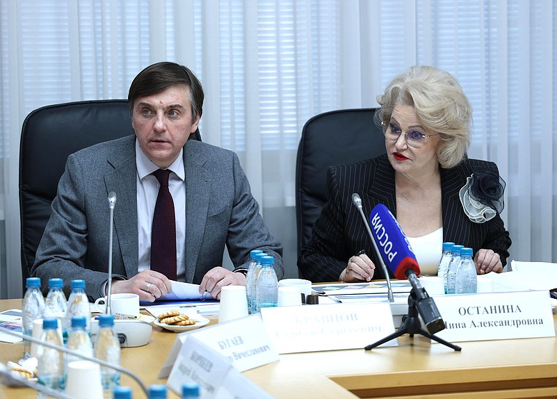 Министр просвещения РФ Сергей Кравцов и Председатель Комитета по защите семьи, вопросам отцовства, материнства и детства Нина Останина