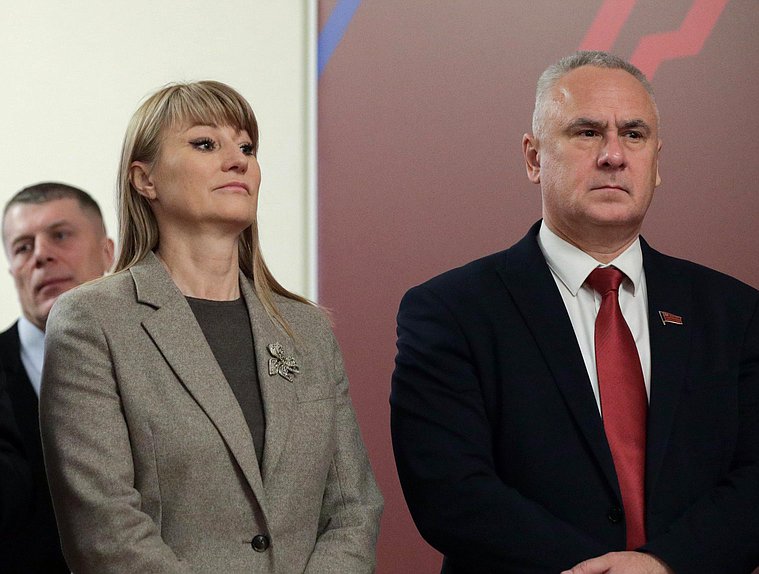 Первый заместитель Председателя Комитета по международным делам Светлана Журова и член Комитета по бюджету и налогам Евгений Бессонов