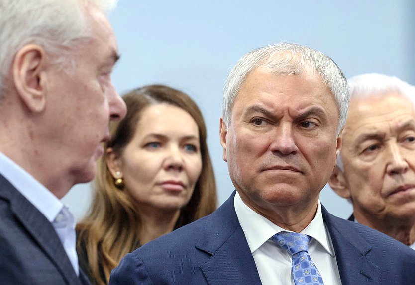 Председатель Государственной Думы Вячеслав Володин и мэр Москвы Сергей Собянин. Выездное заседание Совета Государственной Думы по вопросу организации предоставления среднего профессионального образования с учетом особого порядка проведения ГИА-9 в рамках пилотного проекта (Центр практического обучения "Профессии будущего")