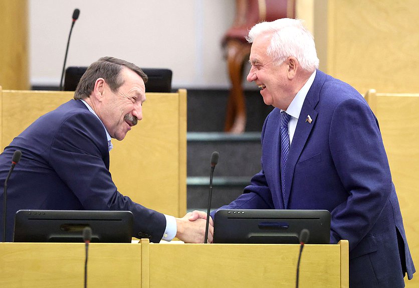 Заместитель Председателя Комитета по промышленности и торговле Геннадий Скляр и член Комитета по контролю Леонид Ивлев