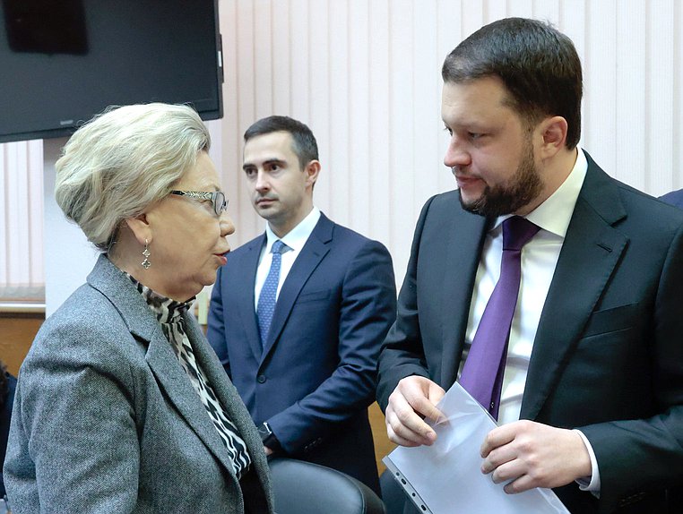 Член Комитета по бюджету и налогам Галина Данчикова и Министр транспорта РФ Дмитрий Ядров