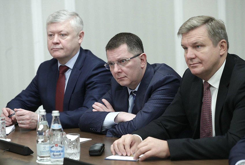 Chairman of the Committee on Security and Corruption Control Vasilii Piskarev, Chairman of the Committee on Economic Policy, Industry, Innovation, and Entrepreneurship Sergei Zhigarev and Deputy Chairman of the State Duma Igor Ananskikh