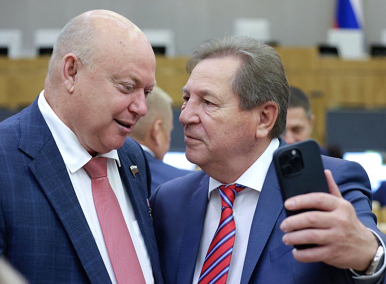 Первый заместитель Председателя Комитета по обороне Андрей Красов и член Комитета по науке и высшему образованию Михаил Кузьмин